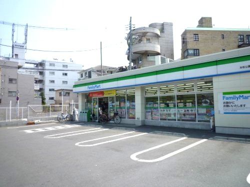 近くのファミリーマート本牧公園前店まで1,005m（徒歩13分）