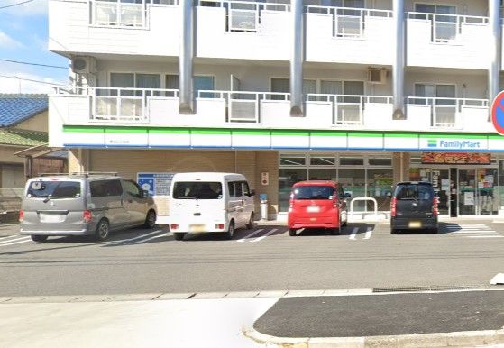近くのファミリーマート 香流三丁目店まで377m（徒歩5分）