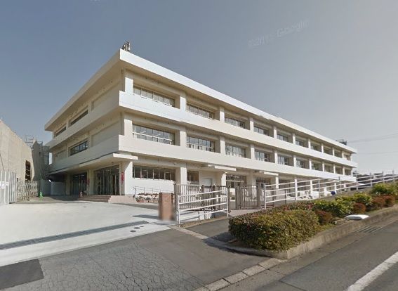 近くの諫早市立小栗小学校まで759m(徒歩10分)