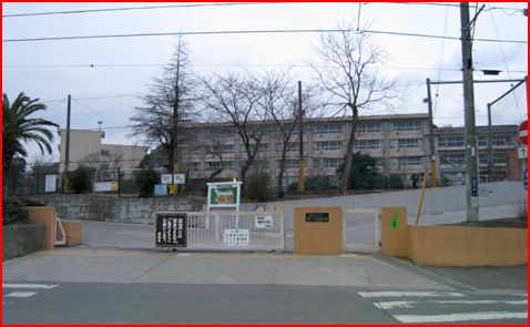 近くの横須賀市立武山小学校まで994m（徒歩13分）