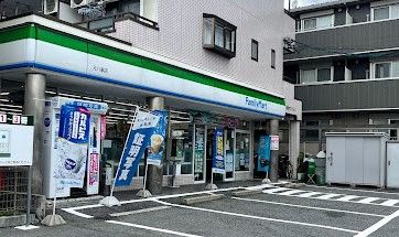 近くのファミリーマート 元八事店まで525m（徒歩7分）
