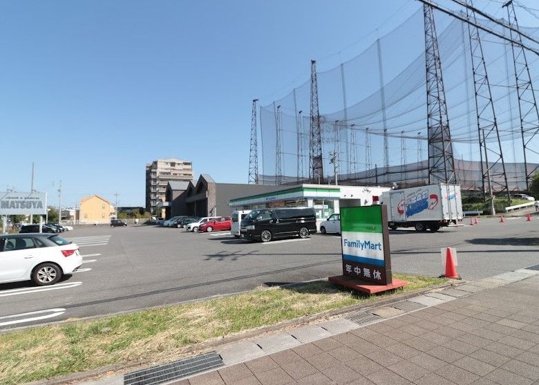 近くのコンビニまで558m（徒歩7分）