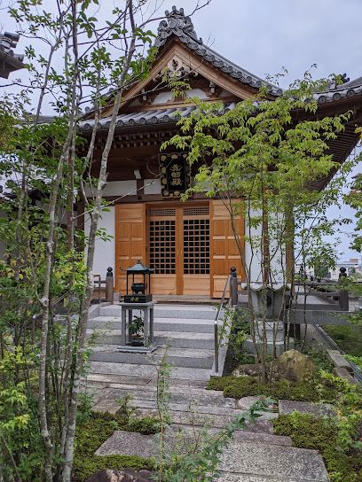 近くの淨證寺まで580m（徒歩8分）