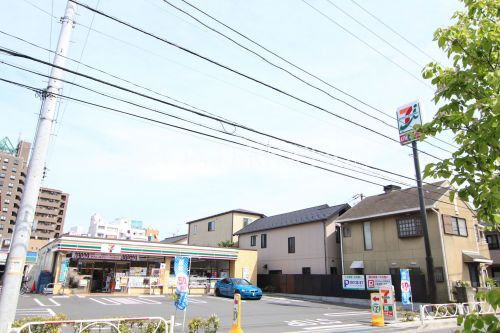 近くのコンビニまで452m（徒歩6分）