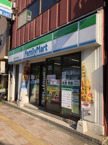 近くのファミリーマートまで461m（徒歩6分）