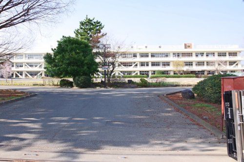 近くの太田市立藪塚本町中学校まで1,805m（徒歩23分）