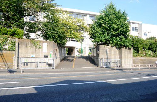 近くの横須賀市立船越小学校まで704m(徒歩9分)