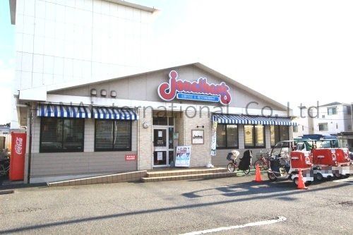 近くの飲食店まで564m（徒歩8分）