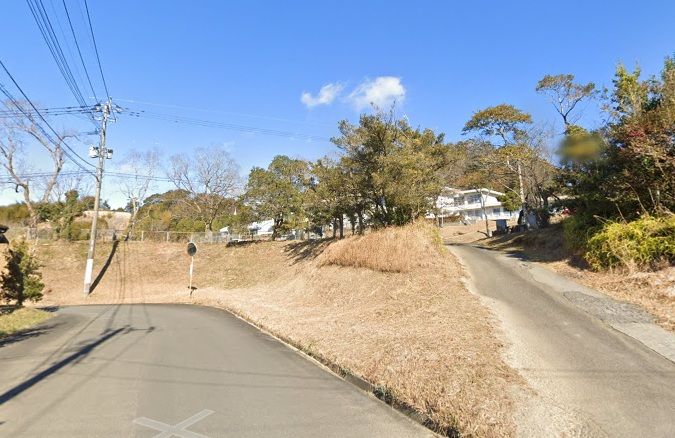 近くの日向市立塩見小学校まで662m(徒歩9分)