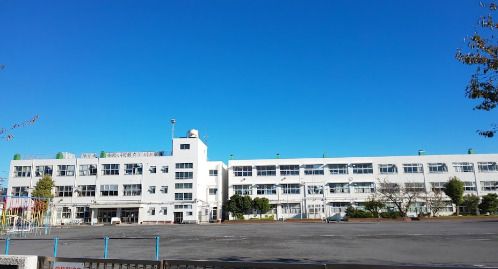 近くの横浜市立金沢小学校まで285m(徒歩4分)