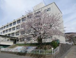 近くの小学校まで761m（徒歩10分）