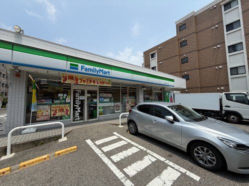 近くのファミリーマート 深江本町一丁目店まで631m(徒歩8分)