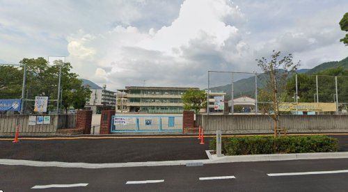 近くの呉市立広小学校まで350m(徒歩5分)