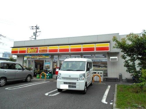 近くのデイリーヤマザキ さいたま新中里店まで389m（徒歩5分）