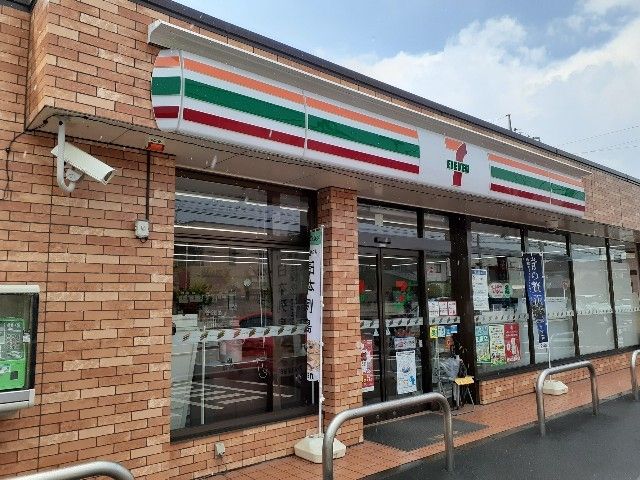 近くのセブンイレブン 高崎井野けやき通り店まで935m（徒歩12分）