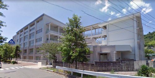 近くの呉市立呉中央小学校まで1,000m(徒歩13分)