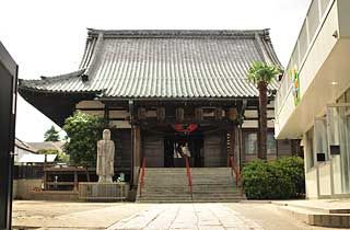 近くの成田山圓能寺まで520m（徒歩7分）