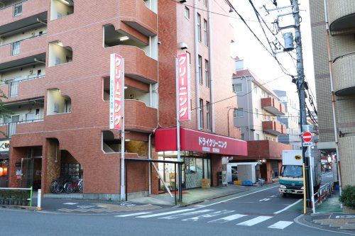 近くのドライクリーニングまで1,159m（徒歩15分）