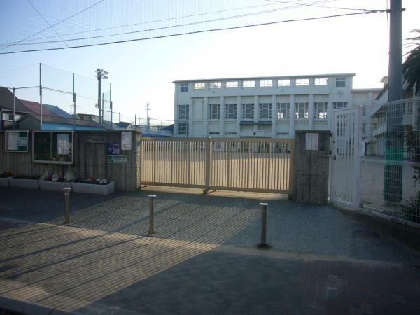 近くの神戸市立真野小学校まで82m(徒歩2分)