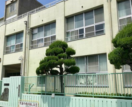 近くの大阪市立みどり小学校まで318m(徒歩4分)
