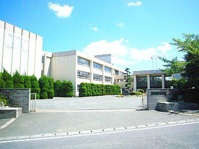 近くの岡垣町立岡垣東中学校まで3,501m（徒歩44分）