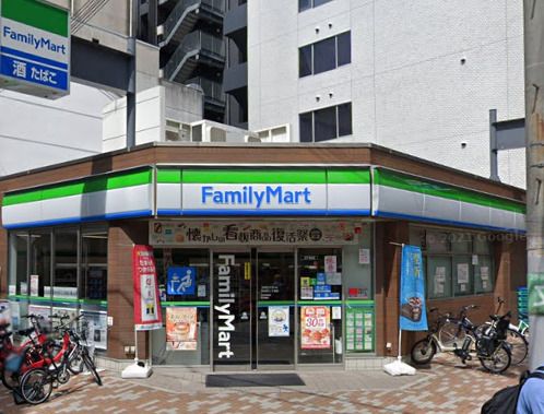 近くのファミリーマート 伏見町二丁目店まで482m(徒歩7分)
