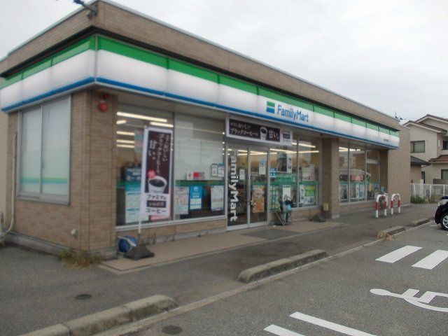 近くのファミリーマート 高岡中曽根店まで411m(徒歩6分)