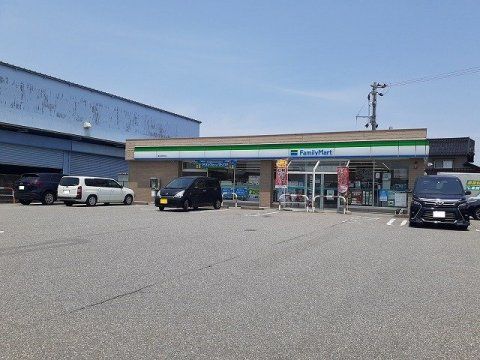 近くのファミリーマート 富山向新庄店まで1,057m(徒歩14分)