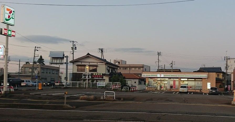 近くのコンビニまで926m（徒歩12分）