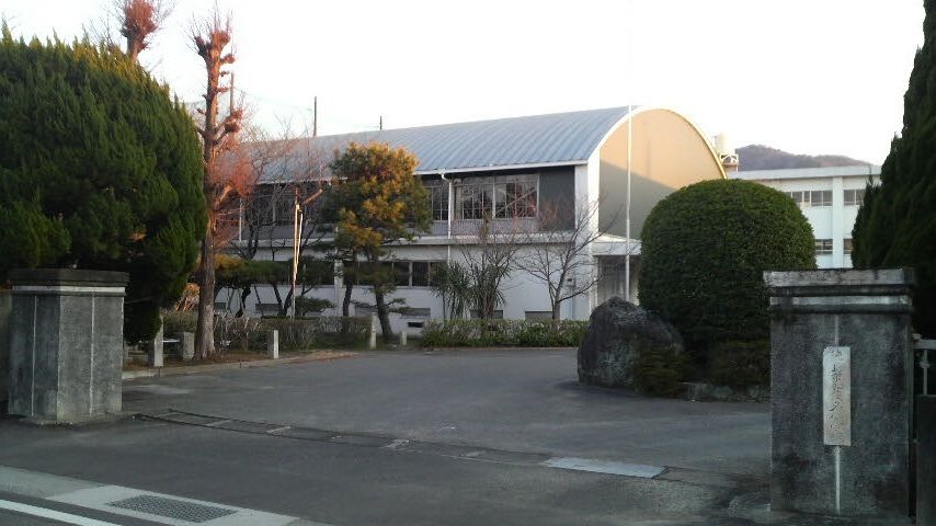 近くの徳島市立加茂名小学校まで715m(徒歩9分)