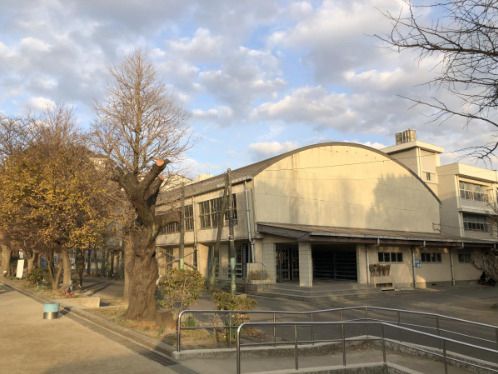 近くの横須賀市立鴨居小学校まで1,395m(徒歩18分)