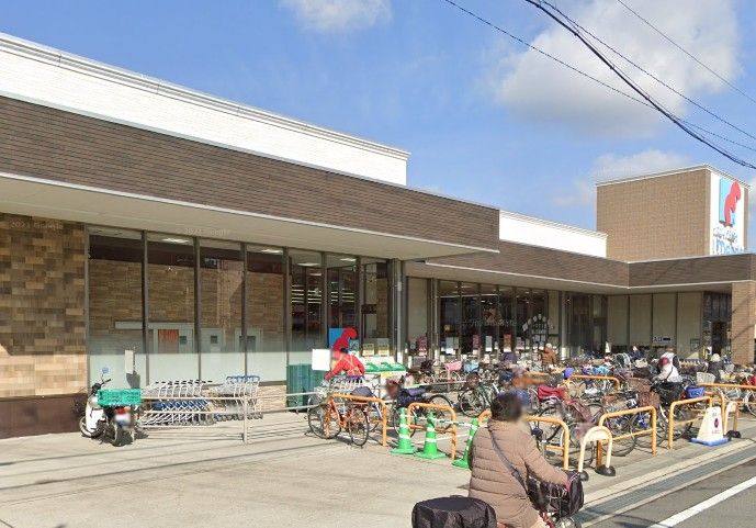 近くの万代大和田店まで669m（徒歩9分）