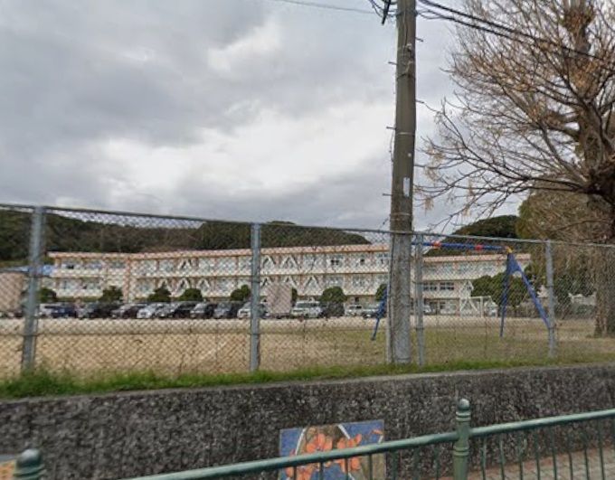 近くの川棚小学校まで646m(徒歩9分)