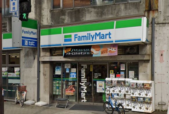 近くのファミリーマート 九条みなと通店まで304m（徒歩4分）