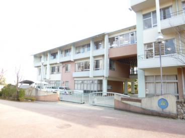 近くの神戸市立有野北中学校まで912m(徒歩12分)