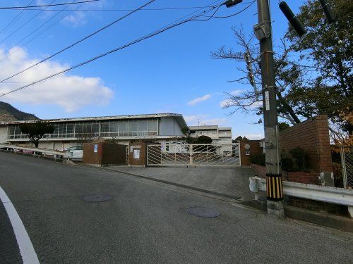 近くの呉市立昭和北小学校まで300m(徒歩4分)