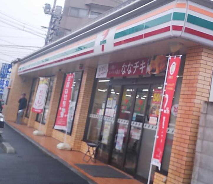 近くのコンビニまで175m（徒歩3分）