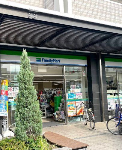 近くのファミリーマート 東花園駅前店まで242m(徒歩4分)