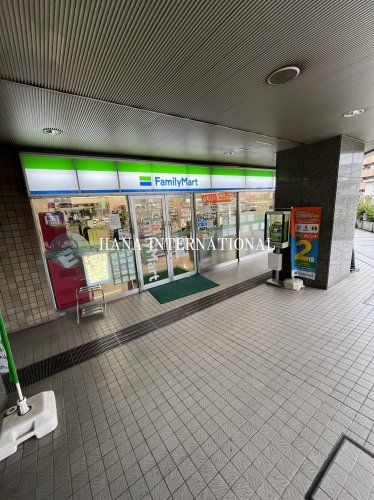 近くのファミリーマートまで817m(徒歩11分)