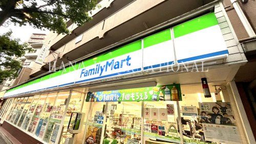 近くのファミリーマートまで1,586m（徒歩20分）