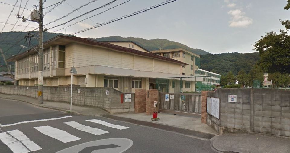 近くの呉市立三坂地小学校まで15m(徒歩1分)