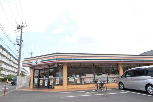 近くのコンビニまで651m（徒歩9分）