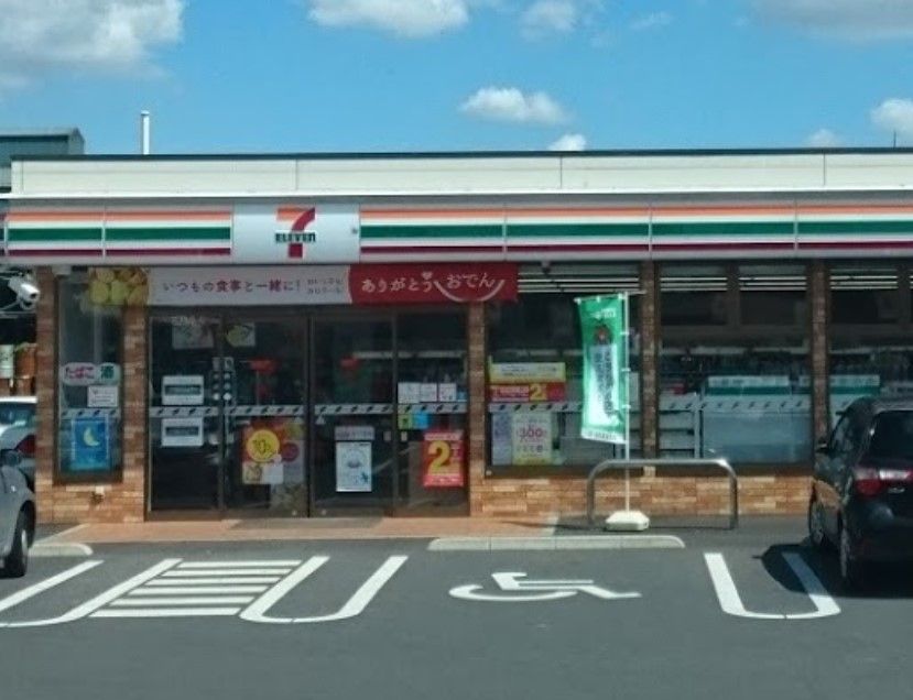 近くのコンビニまで896m（徒歩12分）