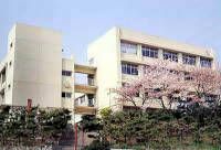近くの神戸市立雲雀丘中学校まで1,256m(徒歩16分)