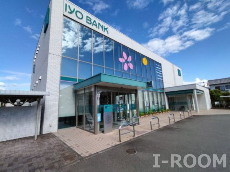 近くの伊予銀行古川支店まで409m（徒歩6分）