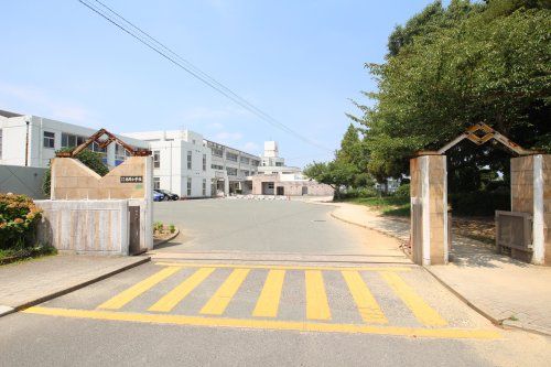 近くの赤間小学校まで424m(徒歩6分)