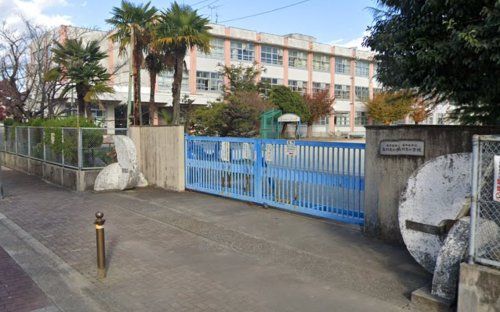 近くの名古屋市立鳥羽見小学校まで572m（徒歩8分）