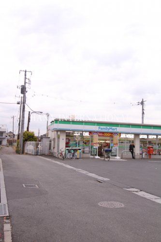 近くのファミリーマートまで841m（徒歩11分）