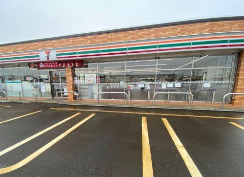近くのセブンイレブン小千谷平沢店まで448m(徒歩6分)