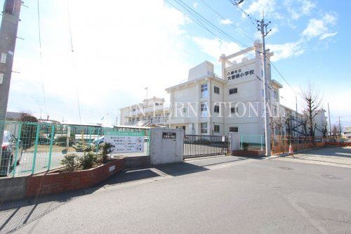 近くの八潮市立大曽根小学校まで6,086m(徒歩77分)